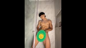 Young man so hot that he masturbates in the shower | @SaosMusica