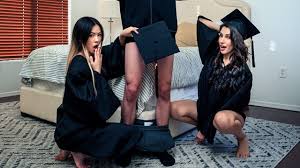 Hem Üvey Ablasını Hem de Onun Arkadaşını Siken Azgın Delikanlı - Porno İzle