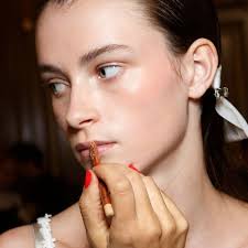 Ayant toujours trouvé ses lèvres trop minces, mme laplante est très intéressée. Repulper Ses Levres Beautytricks 25 Trucs Maquillage Que L On Devrait Toutes Connaitre Elle