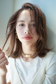 ぱつんと切った毛先にリップラインの前髪で動きを セミロングのヘアカット ミディアムヘア ロブヘア