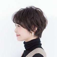 余韻のある毛先を作れば短めショートも女っぷりをキープ 40代のショートヘア ヘアスタイル 40代 ヘアスタイル ショート ショート パーマ
