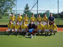 Bel in črn ščitnik za zobe v 1.5 za hokej na travi za odrasle/otroke. Mladost Zari I Pali S Igracima Iz Vlastite Skole Tportal