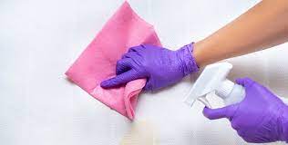 Da du diese vermutlich nicht zur hand hast, kannst du zunächst backpulver, geruchsneutralisierendes katzenstreu oder gemahlenen kaffee auf die betroffene stelle schütten und es über nacht den geruch aus der matratze ziehen lassen. Schweissflecken In Der Matratze Im Matratzenbezug Was Tun