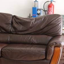 Donc nettoyez le tissu du fauteuil seulement en surface, avec une éponge ou un linge humide et jamais trop mouillé et toujours en effectuant un test préalable sur un coin non en vue. Societe Nettoyage Canape Fauteuil Divan A Vapeur 0 Tache Vomi Pipi