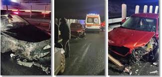 Două persoane au fost rănite, dintre care încarcerată. Carambol Pe Autostrada Intre Timisoara Si Lugoj Trei Masini Si Doua