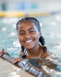 🌊👓 FREE 5-Day Learn-to-Swim Lessons! @ymcaseattle and @nomoreunder are  teaming up to offer 𝗳𝗿𝗲𝗲 𝘀𝘄𝗶𝗺 𝗹𝗲𝘀𝘀𝗼𝗻𝘀 𝗳𝗼𝗿 𝗸𝗶𝗱𝘀 𝗮𝗻𝗱  𝘁𝗲𝗲𝗻𝘀 𝗮𝗴𝗲𝘀 𝟱–𝟭𝟴. This program is perfect for 𝗻𝗲𝘄 𝗮𝗻𝗱  𝗯𝗲𝗴𝗶𝗻𝗻𝗲𝗿 𝘀𝘄𝗶𝗺𝗺𝗲𝗿𝘀 to