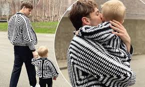 The diver, 27, is fresh off his first. Tom Daley Crochets Black And White Hexagon Cardigans For Him And His Two Year Old Son Robert Ray Daily Mail Online
