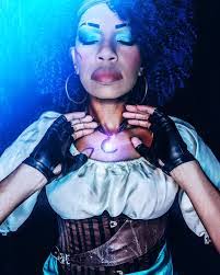 Evelyn Sparrow's Instagram, Twitter & Facebook