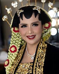 SISIW Make Up Resepsi 😍 Makeup : @irm4tw Sanggul paes acc : @enny_paes  Kebaya : @rumahkebaya_id