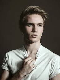 Austin Rhodes besado por rumoreado novio Justin Andersson