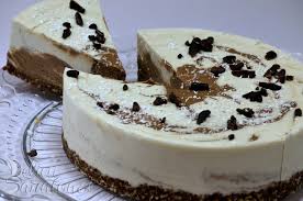 Se preîncălzește cuptorul la 180 de grade celsius și se tapetează o tavă cu hârtie de copt. Tort Cu Crema De Cocos Si Ciocolata Delicii SÄƒnÄƒtoase