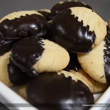 Short Bread Cookies Are Soft And Crumbly Biscuits Have An Amazing Texture And Just Melt In Your Mou Chocolate Dipped Cookies Shortbread Cookies Cookie Recipes