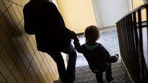 So unterstützen jugendämter familien und hilfsbedürftige kinder. Nurnberger Mutter Kampft Seit Drei Jahren Um Ihre Kinder Nurnberg Nordbayern