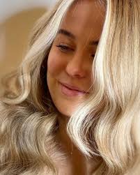 When @emmadempseyhair_ does Blondes, you know it's going to be 🤌🏻 Look at  that shine, glow but most importantly... look at that HAIRS INTEGRITY!!  Book your complimentary colour consultation with us today