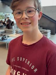 Mathias Hjort lægger sig fladt ned. Mathias Hjort fik frataget sin  nominering til Simba Prisen, fordi han delte en video, hvor man kunne se  narkotika på et bord i baggrunden. Nu forklarer