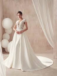 Grande eleganza e sensualità rieccheggiano nelle magiche atmosfere di abiti sinuosi, iper femminili e seducenti. Instile Outlet Abiti Da Sposa Economici Instile
