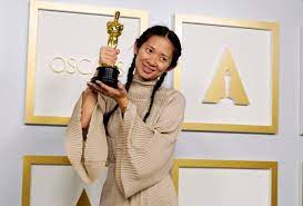 在一個一拖再拖的年度電影頒獎季當中，奧斯卡電影金像獎（the academy awards，美國電影藝術與 2021年度角逐的號角從去年9月就響起了，當時《遊牧人生》（nomadland，《無依之地》 之後的頒獎季因為全球疫情的關係被拖延很久，這個周末將要進行的奧斯卡頒獎禮就比平常晚了兩個月。 F5zvsxhq9n5eqm