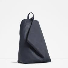 Du sac à dos pour l'école au joli sac à main, en passant par le sac bandoulière et la banane, il y en a pour tous les goûts et de toutes les tailles dans notre collection de sacs pour fille. Les Sacs A Dos Homme En Faux Cuir Zara Citizenv