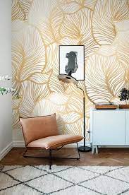 See more ideas about interior, home, chic prints. Les Papiers Peints Les Plus Incroyables Pour Donner Vie A Votre Decor Voir Plus En Gold Wallpaper Living Room Apartment Decorating Livingroom Home Wallpaper