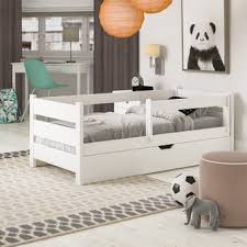 Massivum offers classic but also unusual furniture made of natural products such as solid wood, mesh. Massivum Bett Pinea