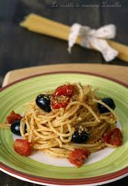 Spaghetti Al Pangrattato Con Olive E Pomodorini Ricette Pomodorini Cibo Vegetariano