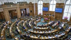 Ministrarna i regeringen besöker regelbundet riksdagen. Partier Ser Plusser Ved Geografiske Nettariffer Dansk Energi