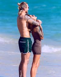 Loris Karius Ile Sevgilisi Sophia Thomalla Nin Dovme Yarisi