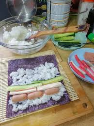 Yuk simak cara membuat sushi sederhana ala indonesia yang sangat lezat berikut ini. Cara Mudah Dan Murah Buat Sushi