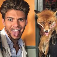 Rayane bensetti aves ses 27 est en pleine force de l'âge et l'avenir est donc devant lui ! Rayane Bensetti