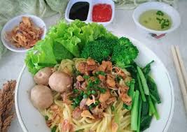 Mie yamin dengan tumisan ayam sudah biasa, tapi mie dengan cincangan ayam goreng yang crispy ini unik dengan sensasi kriuk yang gurih. Resep Mie Ayam Jamur