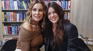 Laura Matamoros arropa a su tía Mar Flores en la presentación de sus memorias y lanza un dardo contra su primo Carlo: "No lo entiendo"