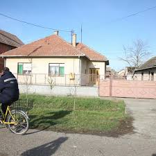 Ратко младић , uitgesproken als râtko mlǎːdit͡ɕ ; Tajna Mladicevog Prstena Nosio Ga Je Citav Zivot A Kad Je Otisao U Hag Dao Ga Je Sinu Darku
