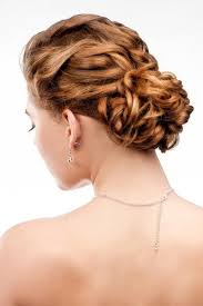 Weicher Lockerer Dutt Am Hinterkopf Hochsteckfrisuren Fur Lange Und Mittellange Haare Frisur Hochgesteckt Frisuren Und Hochsteckfrisur