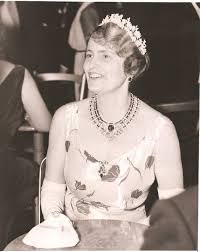 Select from premium marjorie merriweather post of the highest quality. Marjorie Merriweather Post Jewels Antique Hair Combs Royal Jewels People