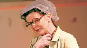 Frieda Braun begeistert das Publikum beim SPD-Frauenkabarett in  Nachrodt-Wiblingwerde