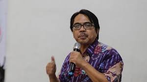 Ade armando menilai kritik yang dilayangkan bem ui terhadap presiden joko widodo memiliki substansi dangkal. Ade Armando Mayoritas Publik Tidak Setuju Jokowi Nyalon Lagi Di Pilpres 2024 Bentengsumbar Com