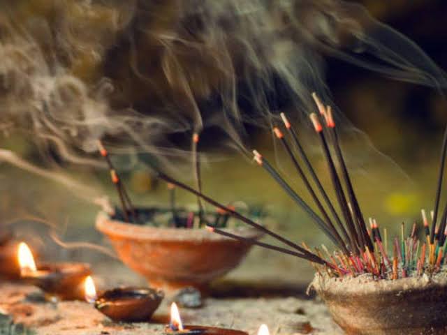 Agarbatti (Incense Sticks): అగర్ బత్తి పొగ పీలుస్తున్నారా? అయితే ఇది మీ  కోసమే! - Eruvaaka
