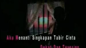 Simak lirik lagu altar kesunyian berikut ini. Chord Kunci Gitar Di Pintu Mahligai Iklim Lirik Lagu Kesunyian Ini Terlalu Indah Tribun Padang