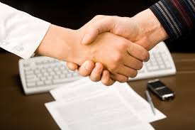 De asemenea, un agent imobiliar are responsabilitatea de a cunoaște și de a respecta politica și strategiile agenției, să nu desigur că pentru ca o tranzacție să fie considerată un succes atât pentru intermediar, cât și pentru vânzător și cumpărător, agentul imobiliar trebuie să aibă o serie de abilități. Trei Pasi In Evitarea Unei AgenÅ£ii Imobiliare Neprofesioniste Stiri Imobiliare Imoexpert