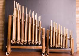 Alat musik yang berasal dari sulawesi selatan ini terbuat dari kayu yang kemudian dipukul dengan stik kayu yang dilapisi kain sehingga suara yang begitu juga dengan bahan pembuatannya yang berasal dari logam. 17 Alat Musik Tradisional Indonesia Beserta Asal Daerah Gambar Dan Penjelasan Rajinlah Id