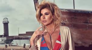 وعن طبيعة دورها في «عروس بيروت» تقول الممثلة تقلا شمعون في حديث لـ«الشرق الأوسط»: Ø±ÙŠØªØ§ Ø­Ø±Ø¨ ØªÙƒØ´Ù ØªÙØ§ØµÙŠÙ„ Ø´Ø®ØµÙŠØªÙ‡Ø§ ÙˆØ¹Ù† Ù‚ØµØ© Ø­Ø¨ ØªØ¹ÙŠØ´Ù‡Ø§ ØªÙ‚Ù„Ø§ Ø´Ù…Ø¹ÙˆÙ† ÙÙŠ Ø¹Ø±ÙˆØ³ Ø¨ÙŠØ±ÙˆØª Ù…Ø³Ø§Ø± Ù†ÙŠÙˆØ²