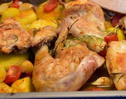Lavare le patate e metterle in una pentola piena d'acqua con tutta la buccia, farle sbollentare per 10/12 minuti, toglierle dal fuoco e lasciare che si raffreddino. Pollo Al Forno Alla Siciliana Con Pomodorini E Patate Www Palermoviva It