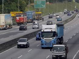 Jurucakap pusat kawalan trafik lebuhraya plus expressways sdn bhd berkata, tiada kesesakan lalu lintas dilaporkan di sepanjang lebuh raya menuju ke ke arah utara dan selatan. Aliran Trafik Dijangka Meningkat Tengah Malam Ini Esok