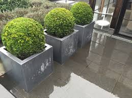 Die montage ist schnell und einfach und sorgt für den beidseitigen, seitlichen wasserablauf. Zink Pflanzgefasse Garten Wohnen