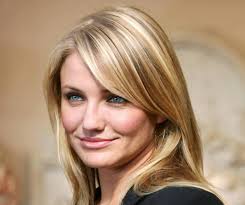 With her beautiful blonde hair center parted and trailing over her shoulders, the actress donned a large pair of sunglasses. Cameron Diaz Hair In The Holiday Google Search Cameron Diaz Hair Hair Styles Cool Hairstyles