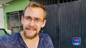 Youtuber estadounidense desafía a policías mexicanos y burla  distanciamiento social