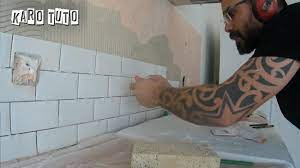 Enfin, vous pouvez également choisir de poser du carrelage aux couleurs neutres et d'y mettre des joint de couleurs vives. Credence En Carreaux Metro Karotuto