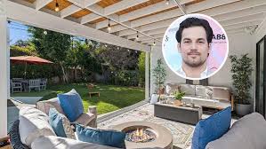 Why did giacomo gianniotti leave grey's anatomy, and his prominent role of andrew deluca, after the midseason premiere?at this point, it's certainly a fair question to wonder given the character's overall popularity. Giacomo Gianniotti Rening Out Sherman Oaks Property Variety
