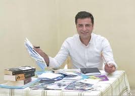 Dönem milletvekili olan nadir yıldırım ile selahattin demirtaş'ın sağ kolu olarak bilinen dbp eş genel başkanı kamuran yüksek, i̇çişleri bakanlığı'nın terörden. Selahattin Demirtas Sentenced To 4 Years Prison In Turkey Meo
