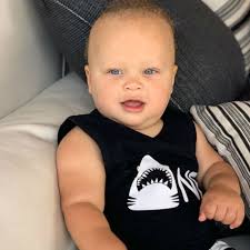 Stephen curry posing with his wife, ayesha Ayesha Curry And Steph Curry S Son Canon Turns 1